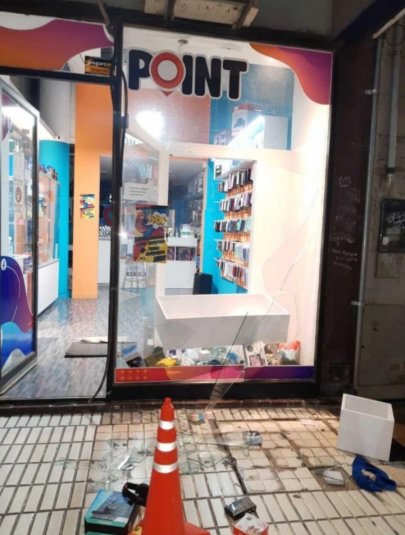 Robo en pleno centro: reventaron una vidriera con un adoqu�n
